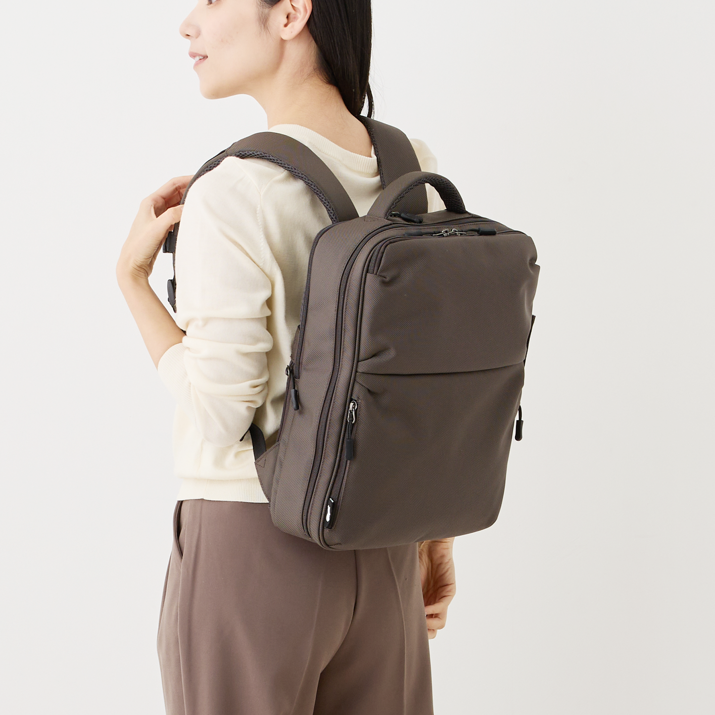 KABAG ADHD Regular Charcoal Model Back Woman