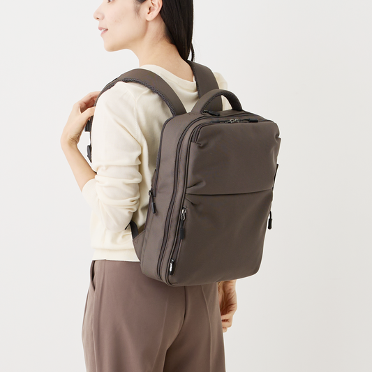 KABAG ADHD Regular Charcoal Model Back Woman